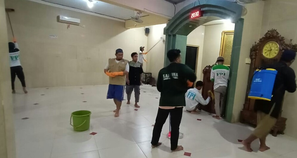 Cegah Corona, Relawan FPI Makassar Lakukan Penyemprotan Disinfektan ke Sejumlah Masjid